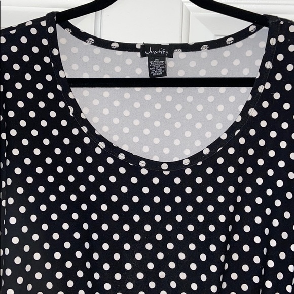 NWOT JUSTIFY blouse w/a knot at the hemline - Picture 3 of 6